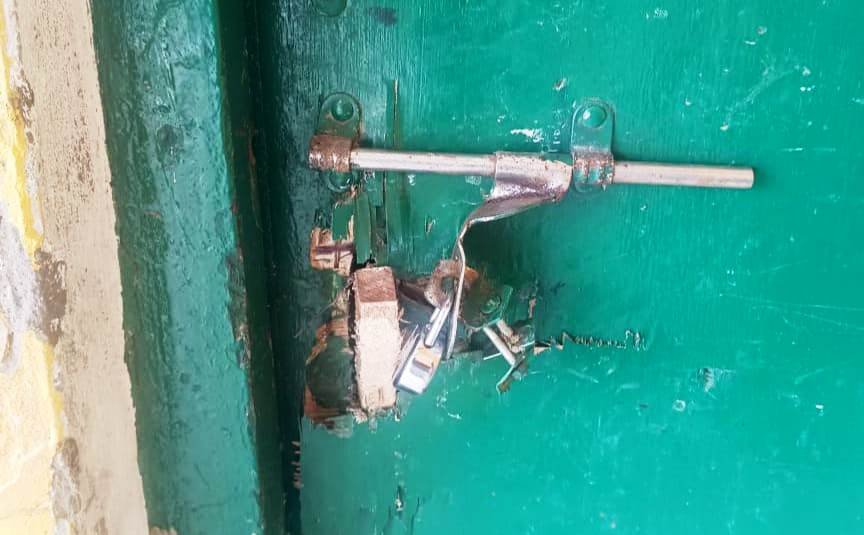 Jaunpur Dhara News : विद्यालय के रसोईघर का ताला तोड़ हजारों की चोरी