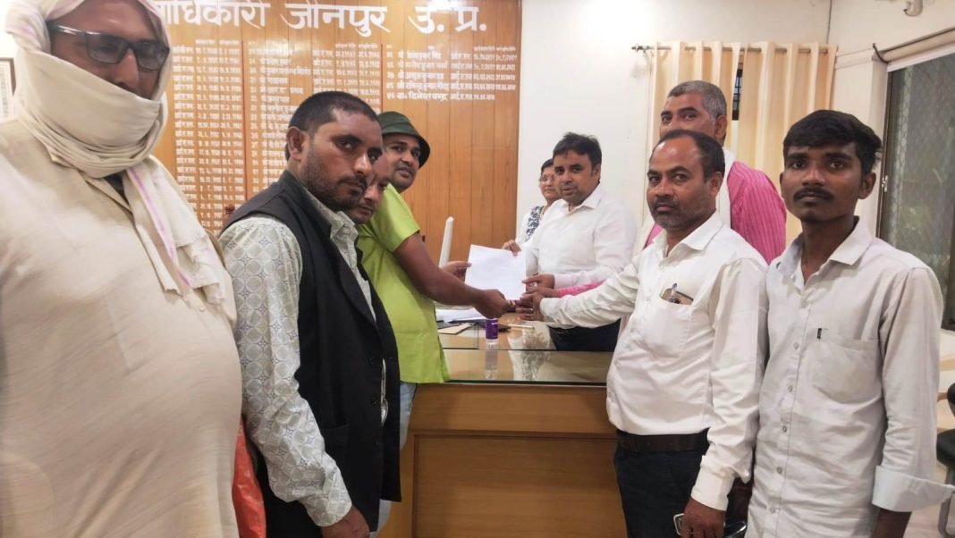 Jaunpur Dhara News : योगेंद्र पर हमला करने वाले आरोपियों पर कार्रवाई की मांग Jaunpur Dhara News : योगेंद्र पर हमला करने वाले आरोपियों पर कार्रवाई की मांग