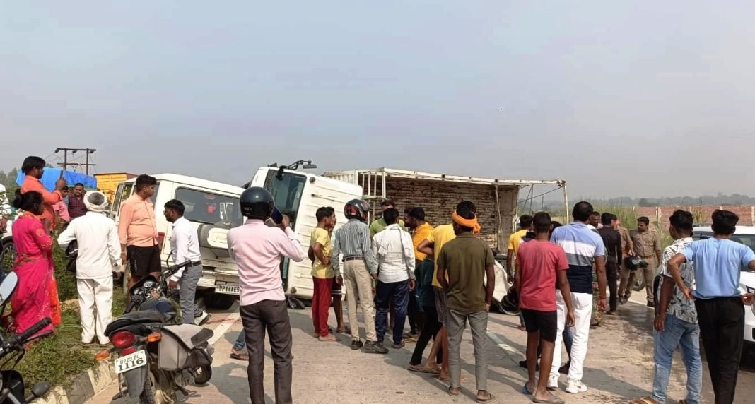 truck and Bolero me takkar : फोरलेन पर ट्रक और बोलेरो में भिड़ंत, आठ लोग घायल