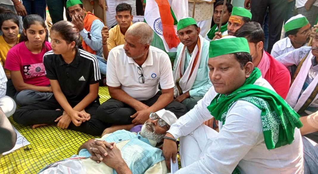 Anna on hunger strike in Jaunpur  : आमरण अनशन पर डटे अन्ना, प्रशासन हरकत में