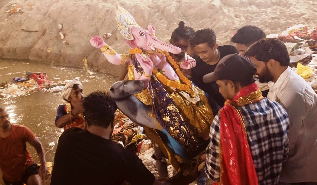 immersion of statues : आस्था के साथ हुआ मां लक्ष्मी की प्रतिमाओं का विसर्जन