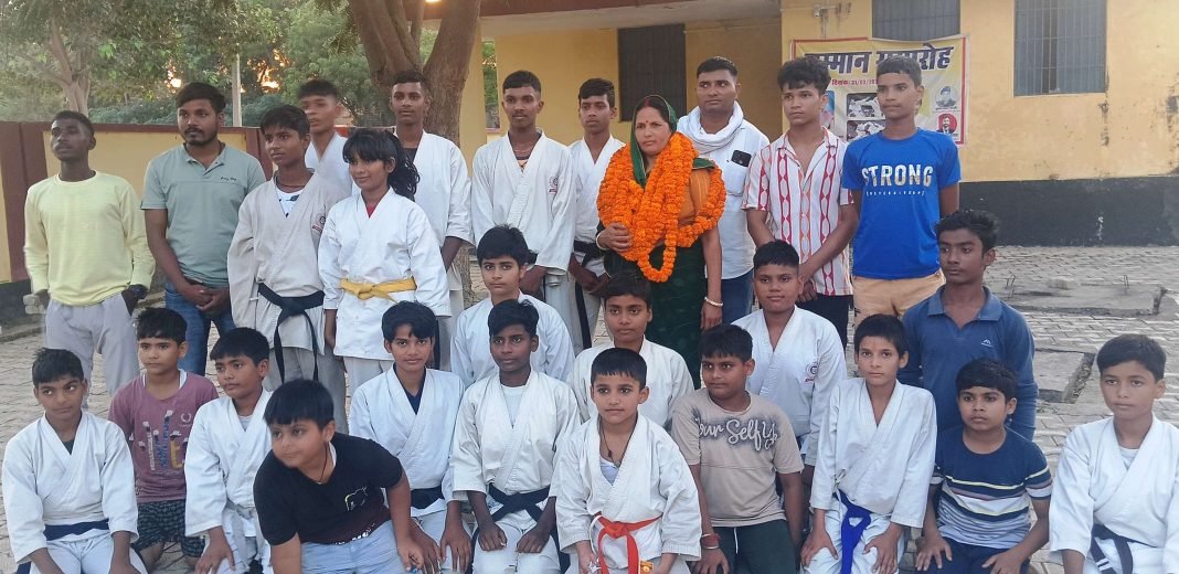 Jaunpur News : गरीबों के चेहरे मुस्कान लाना ही असली दीवाली : ममता यादव
