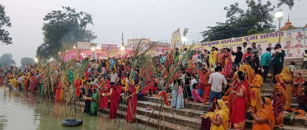Chhath puja 2024 : अस्ताचलगामी सूर्य को व्रती महिलाओं ने दिया अर्घ्य Chhath puja 2024 : अस्ताचलगामी सूर्य को व्रती महिलाओं ने दिया अर्घ्य