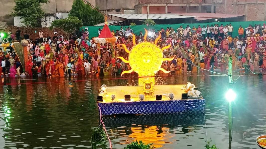 Jaunpur News : भगवान भास्कर को अर्घ्य देकर श्रद्धालुओं ने किया आशीर्वाद की कामना