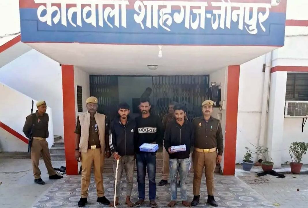 Jaunpur News : चोरी की योजना बना रहें 3 चोरों को पुलिस ने दबोचा Jaunpur News : चोरी की योजना बना रहें 3 चोरों को पुलिस ने दबोचा