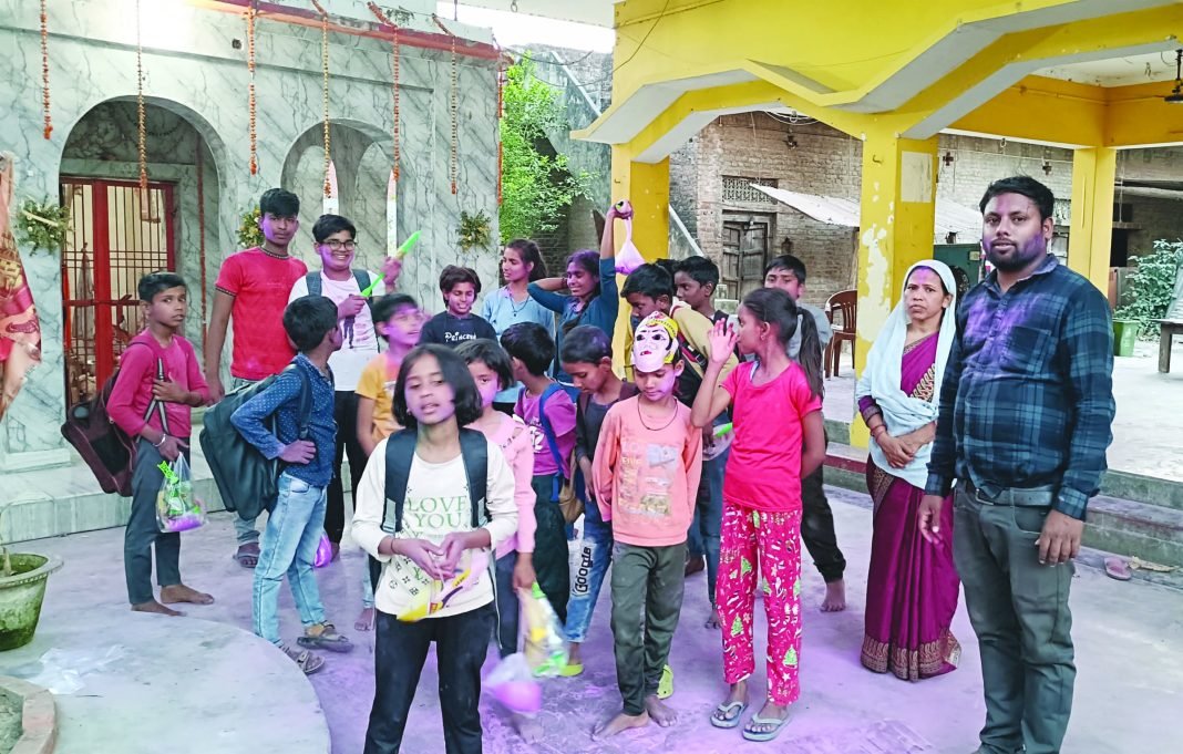 नि:शुल्क पाठशाला में बच्चों ने अबीर गुलाल से खेली होली