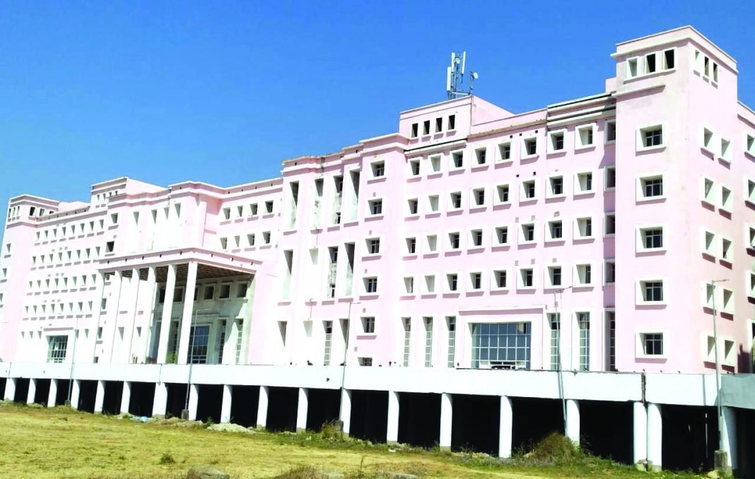 मेडिकल कॉलेज में मरीजों से जबरन महंगी दवाएं खरीदवाने का खेल
