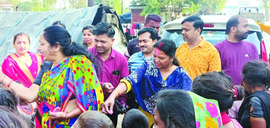 Jaunpur News : असहाय बच्चों की सहायता ही मानव जीवन का परम धर्म Jaunpur News : असहाय बच्चों की सहायता ही मानव जीवन का परम धर्म