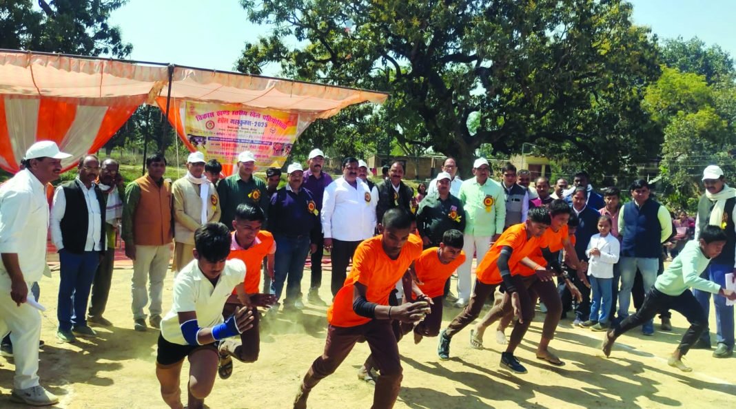 Jaunpur News : जलपरी मैदान में आयोजित ब्लाक स्तरीय खेलमहाकुंभ में दिखी प्रतिभाएं