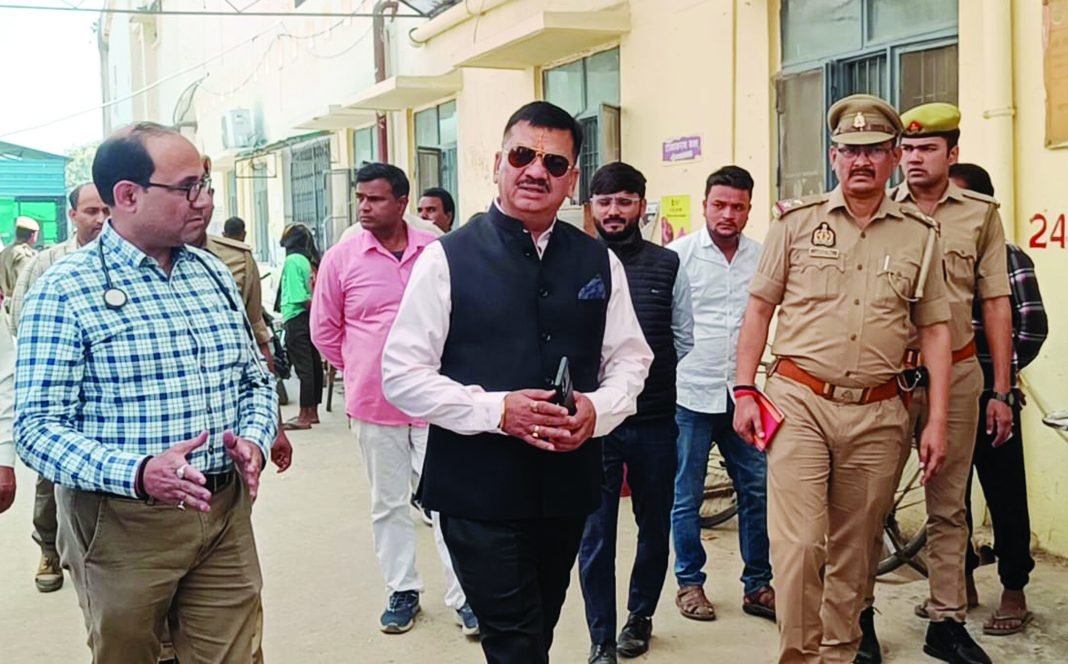 सीएचसी का डीएम ने किया औचक निरीक्षण, खामियों पर जताई नाराजगी सीएचसी का डीएम ने किया औचक निरीक्षण, खामियों पर जताई नाराजगी