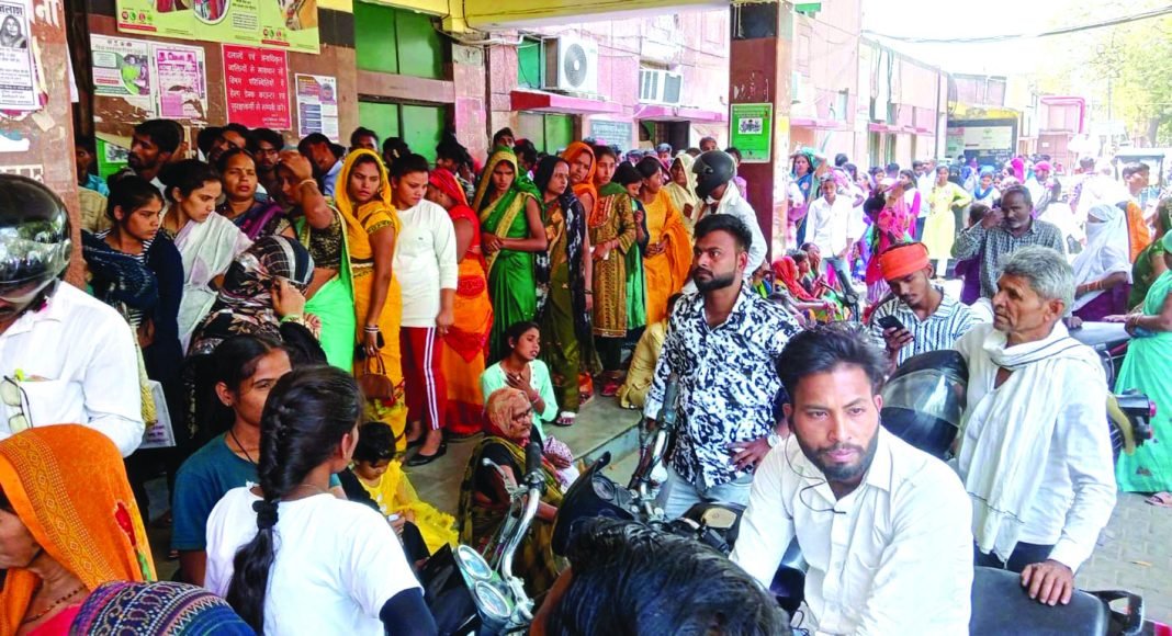 जिला अस्पताल में उमड़ी मरीजों की भीड़, इलाज के लिये लगी लंबी कतारा