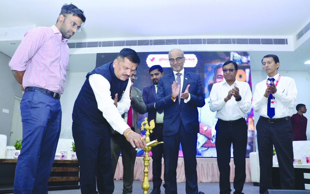 Jaunpur News : लाभार्थियों में वितरित किया गया 51.52 करोड़ रुपये का ऋण Jaunpur News : लाभार्थियों में वितरित किया गया 51.52 करोड़ रुपये का ऋण