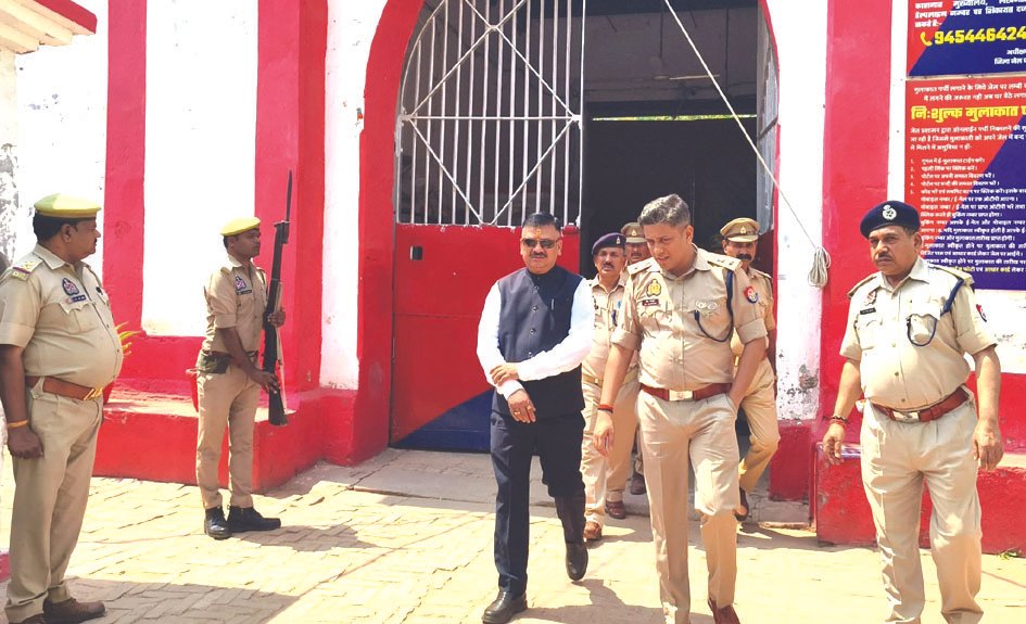 Jaunpur News : जेल का निरीक्षण कर डीएम व एसपी ने जानी हकीकत
