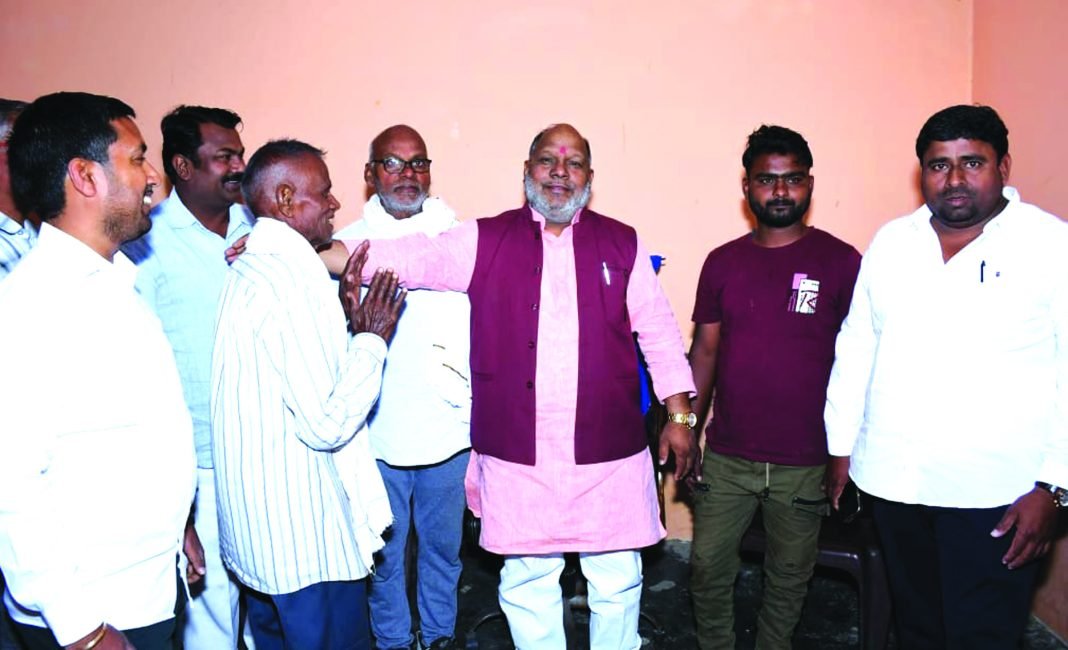 Jaunpur News : एमएलसी हंसराज विश्वकर्मा ने दी विकास योजनाओं पर जोर Jaunpur News : एमएलसी हंसराज विश्वकर्मा ने दी विकास योजनाओं पर जोर