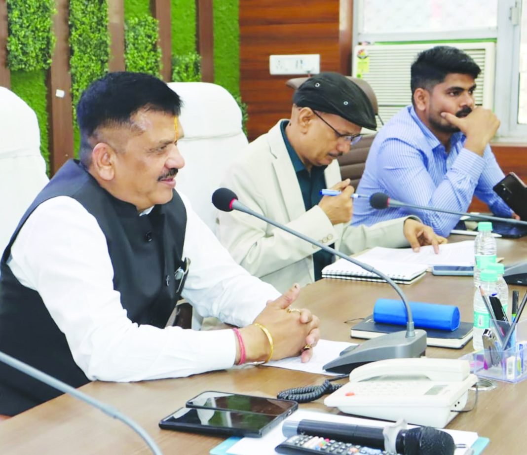 त्योहारों को लेकर डीएम व एसपी की शांति समिति की बैठक