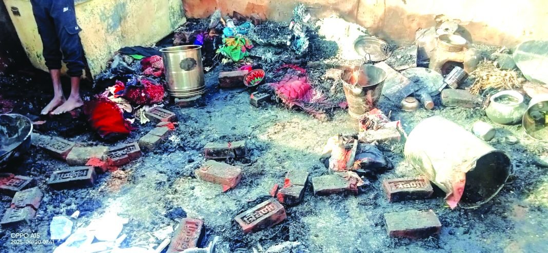 अज्ञात करणों से लगी आग में चार रिहायशी छप्पर जलकर खाक अज्ञात करणों से लगी आग में चार रिहायशी छप्पर जलकर खाक