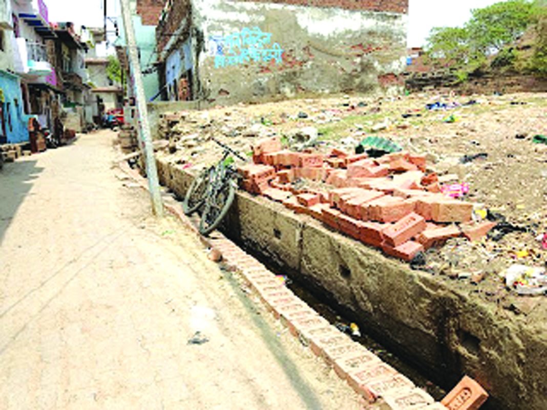 मानक विहीन नाली निर्माण पर हंगामा, नागरिकों में रोष