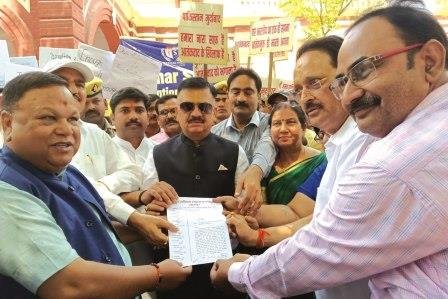 पहलगाम की घटना पर सामूहिक रूप से किया विरोध प्रदर्शन