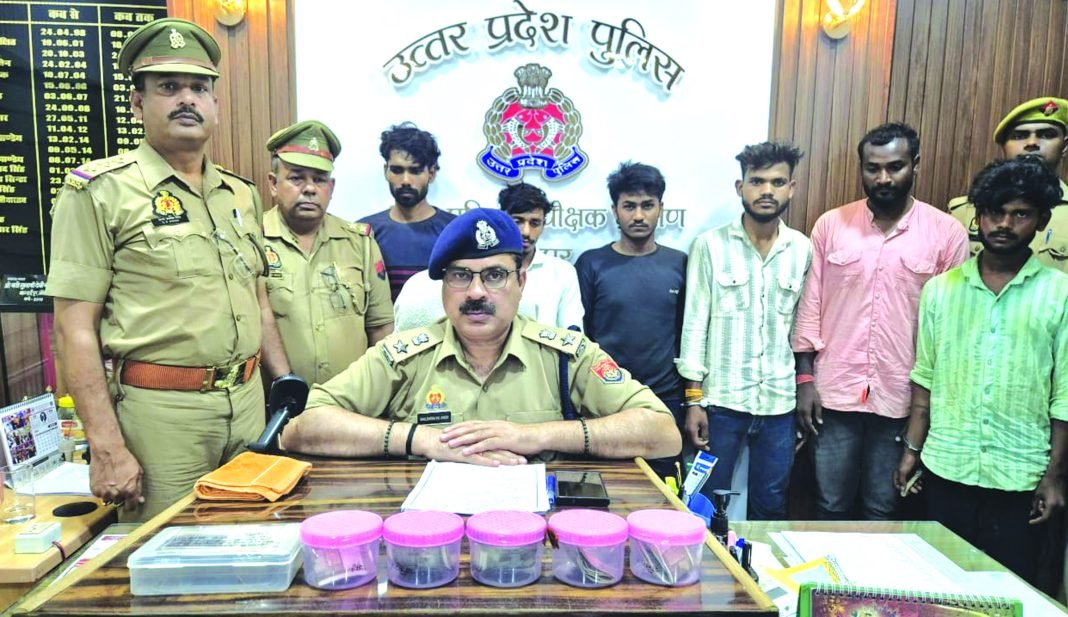 लूट के माल के साथ आधा दर्जन गिरफ्तार लूट के माल के साथ आधा दर्जन गिरफ्तार
