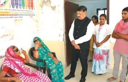 लीलावती चिकित्सालय का डीएम ने किया औचक निरीक्षण