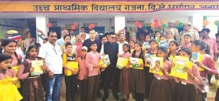 पूर्व माध्यमिक विद्यालय में डीएम ने वितरीत किया पाठ्य पुस्तक