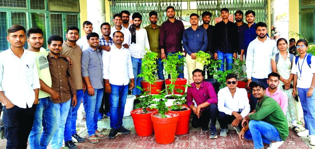 अभियान के तहत एमबीए के छात्रों ने किया पौधरोपण