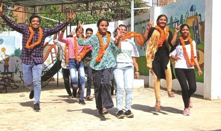 यूपी बोर्ड परीक्षा में उत्तीर्ण छात्रों में खुशी की लहर यूपी बोर्ड परीक्षा में उत्तीर्ण छात्रों में खुशी की लहर