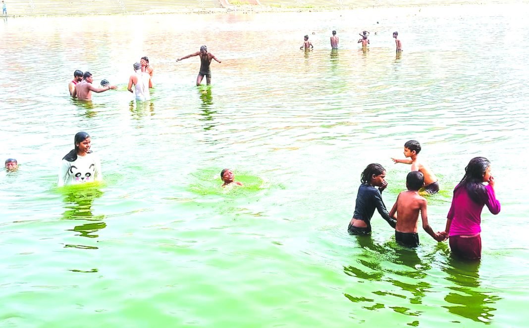 गर्मियों में नदियां ही बन जाती हैं मुफ्त का स्विमिंग पूल
