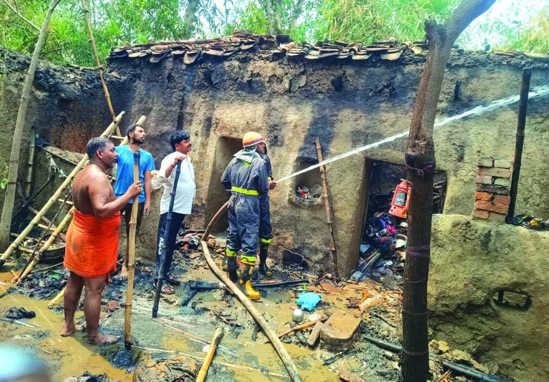 कच्चे मकान में आग लगने गृहस्थी का सारा सामान जलकर हुआ राख कच्चे मकान में आग लगने गृहस्थी का सारा सामान जलकर हुआ राख