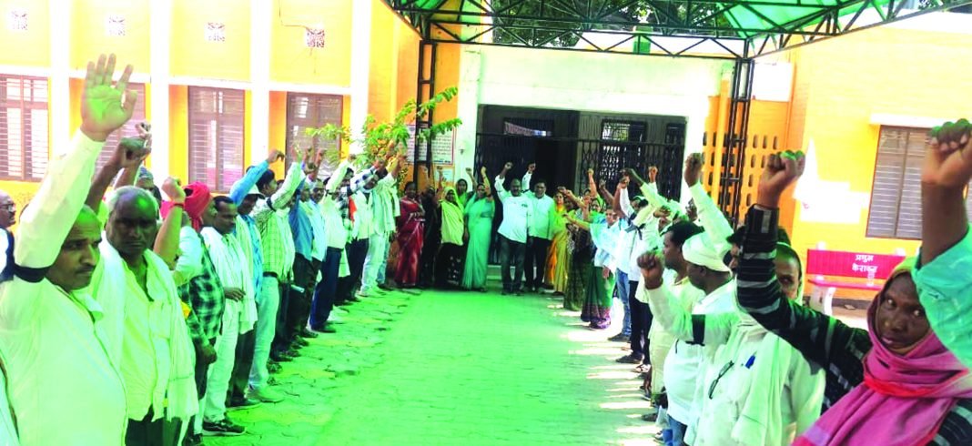 काली पट्टी बांध कर्मचारियों ने किया कार्य