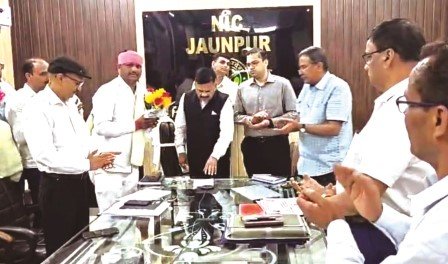 गौशाला में अधिक भूसा दान करने वाले ग्राम प्रधान को डीएम ने किया सम्मानित गौशाला में अधिक भूसा दान करने वाले ग्राम प्रधान को डीएम ने किया सम्मानित