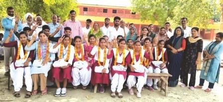 हाई स्कूल एवं इंटरमीडिएट के विद्यालय टॉपर बच्चों को किया गया सम्मानित