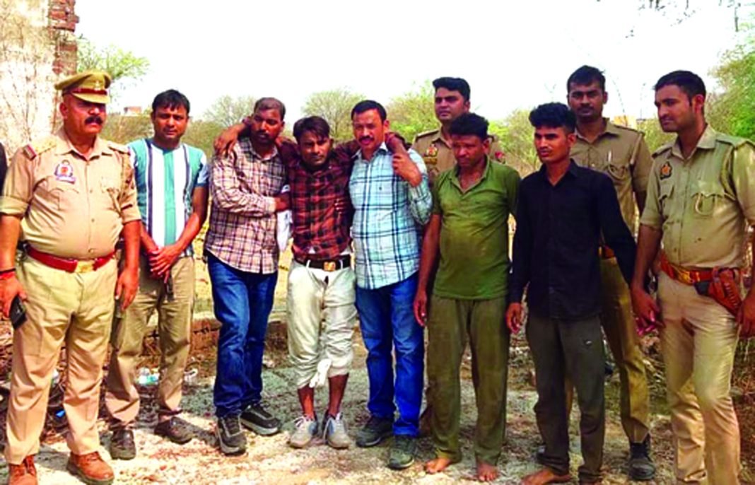 प्याज के नीचे छिपाकर रखे थे प्रतिबंधित पशु, चार तस्कर धराये