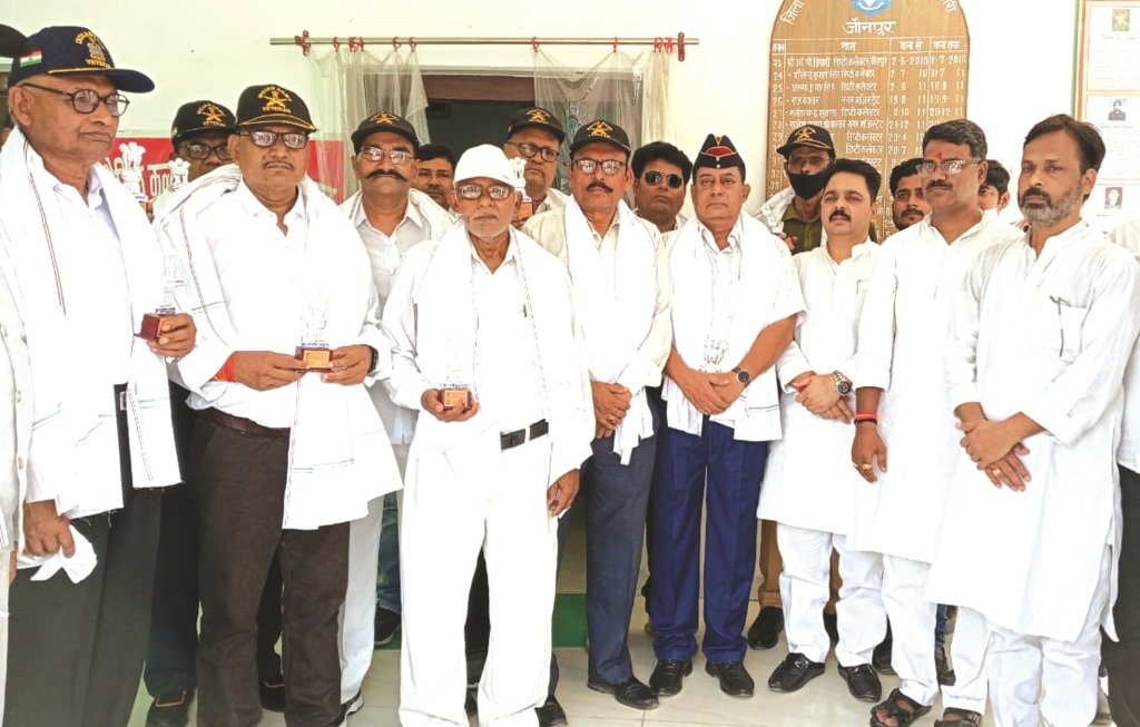 पूर्व सैनिकों ने जाति सूचक शब्दों पर जताई नाराजगी पूर्व सैनिकों ने जाति सूचक शब्दों पर जताई नाराजगी