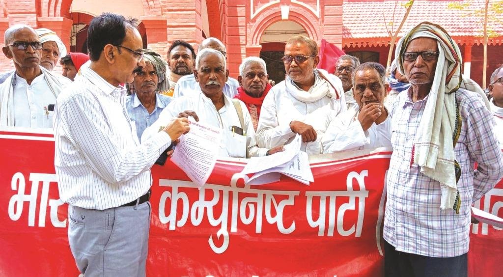 दलित व महिलाओं पर अत्याचार को लेकर सौंपा ज्ञापन दलित व महिलाओं पर अत्याचार को लेकर सौंपा ज्ञापन
