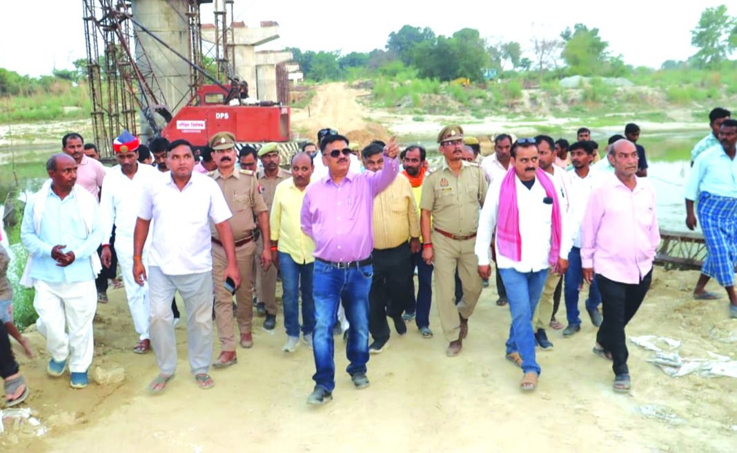 निर्माणाधीन सेतु के निरीक्षण में धीमी प्रगति पर डीएम ने व्यक्त की नाराजगी