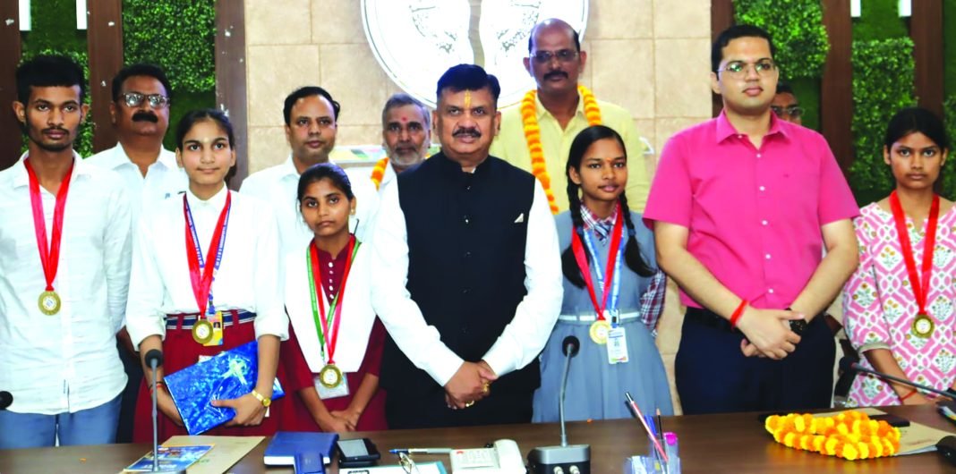 मेधावी छात्रों व उनके परिजनों को डीएम ने किया सम्मानित