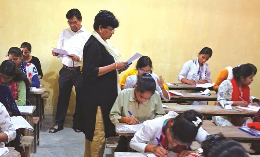 कुलपति ने परीक्षा केंद्रों का किया औचक निरीक्षण