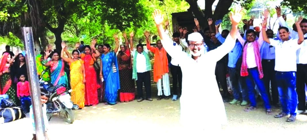 सलखापुर हॉल्ट स्टेशन पर शीघ्र बनेगा रेलवे क्रॉसिंग सलखापुर हॉल्ट स्टेशन पर शीघ्र बनेगा रेलवे क्रॉसिंग