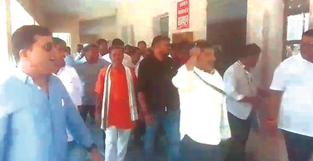 भारतीय वायुसेना की कार्रवाई पर बदलापुर तहसील में जश्न, बाटी गई मिठाइयां भारतीय वायुसेना की कार्रवाई पर बदलापुर तहसील में जश्न, बाटी गई मिठाइयां