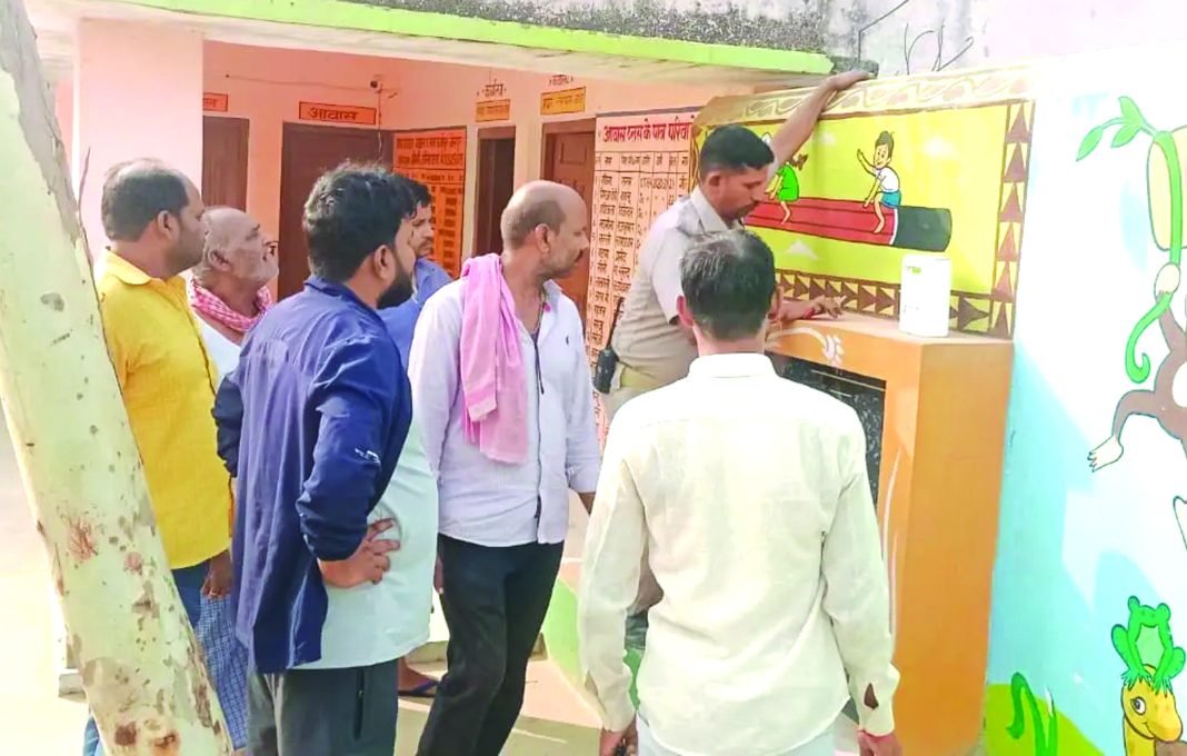 पंचायत भवन के दरवाजे का ताले को तोड़कर डेढ़ लाख की चोरी
