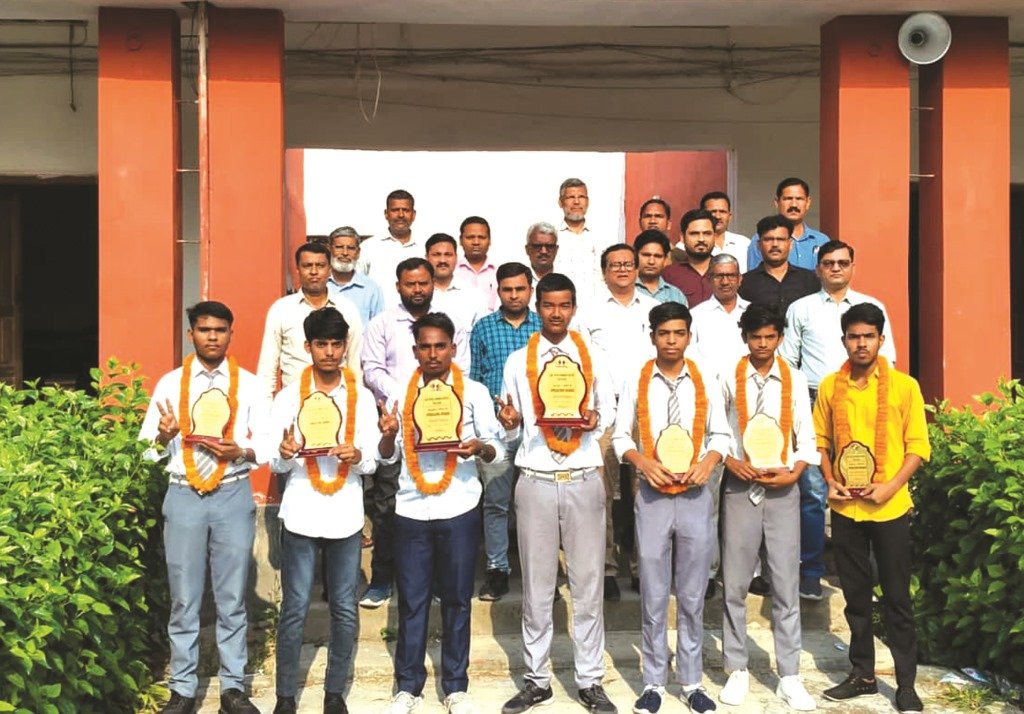 सर सैयद अहमद इंटर कॉलेज में मेधावी छात्रों को किया सम्मानित सर सैयद अहमद इंटर कॉलेज में मेधावी छात्रों को किया सम्मानित
