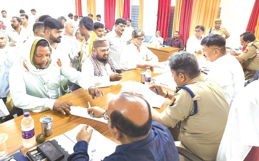 समाधान दिवस पर डीएम एसपी ने सुनीं समस्याएं समाधान दिवस पर डीएम एसपी ने सुनीं समस्याएं