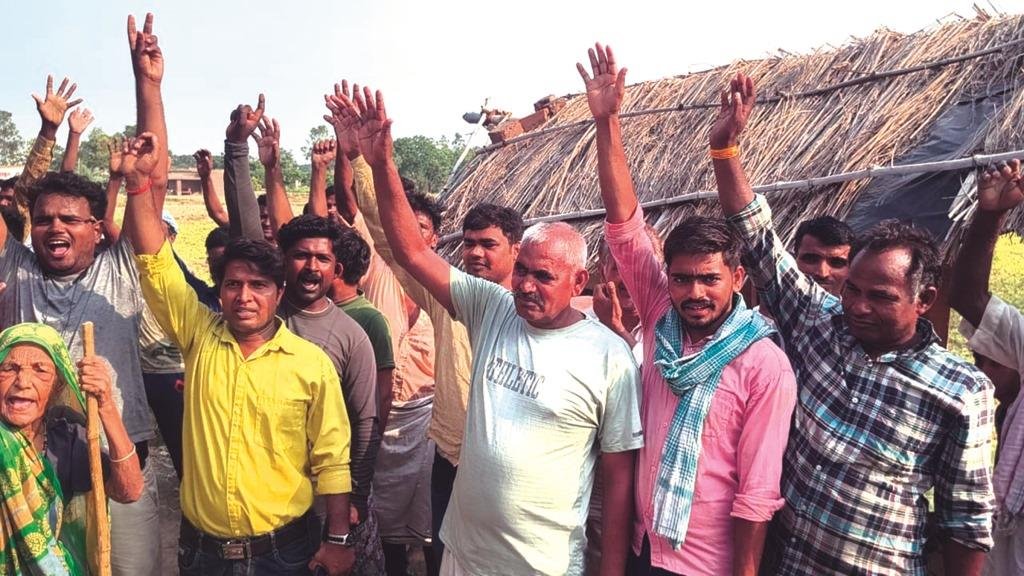 शराब की दुकान को लेकर ग्रामीणों ने किया उग्र प्रदर्शन शराब की दुकान को लेकर ग्रामीणों ने किया उग्र प्रदर्शन