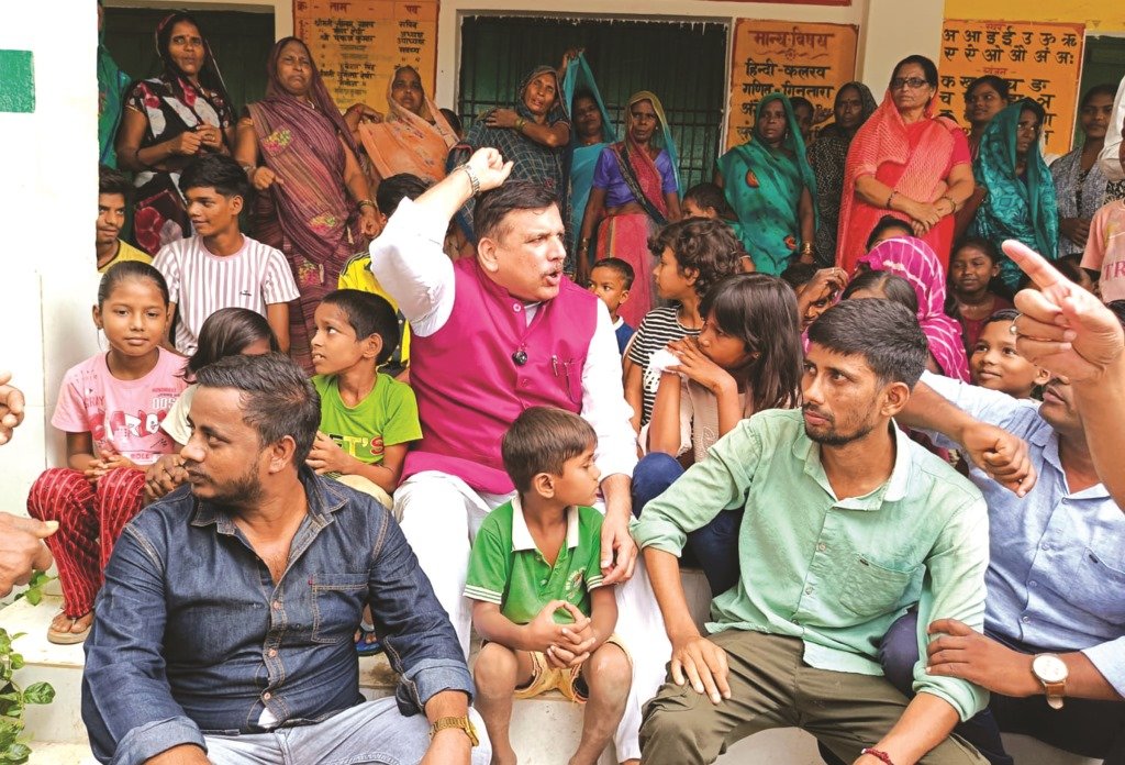बोले संजय सिंह : मधुशाला नहीं, पाठशाला चाहिए, बच्चों का स्कूल वापस दो!