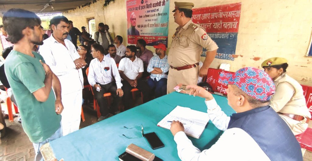 बक्शा थाना में समाधान दिवस पर डीएम ने सुनी समस्याएं