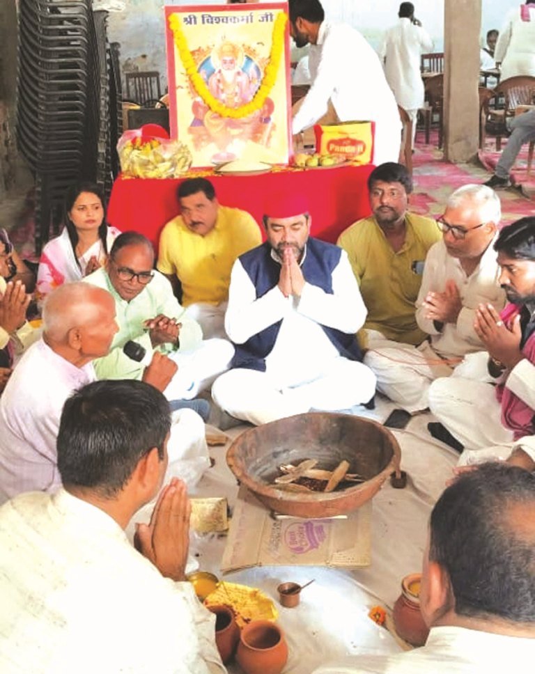 समाजवाद के सृजन की प्रेरणा देते हैं भगवान विश्वकर्मा : राकेश मौर्य समाजवाद के सृजन की प्रेरणा देते हैं भगवान विश्वकर्मा : राकेश मौर्य