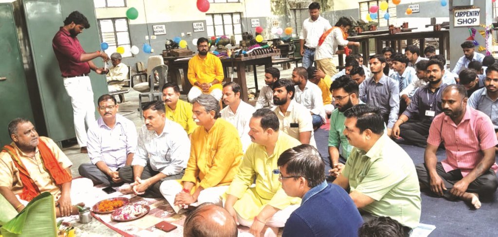 पूर्वांचल विश्वविद्यालय में विश्वकर्मा पूजा का हुआ आयोजन