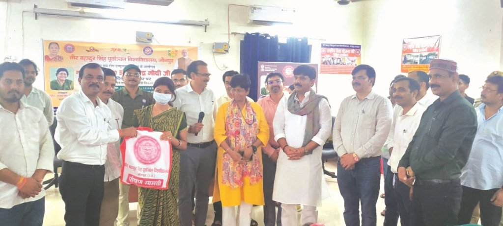 क्षय रोगियों को गोद लेकर पूर्वांचल विश्वविद्यालय ने किया सराहनीय काम : बृजेश सिंह ‘प्रिंसू’ क्षय रोगियों को गोद लेकर पूर्वांचल विश्वविद्यालय ने किया सराहनीय काम : बृजेश सिंह ‘प्रिंसू’