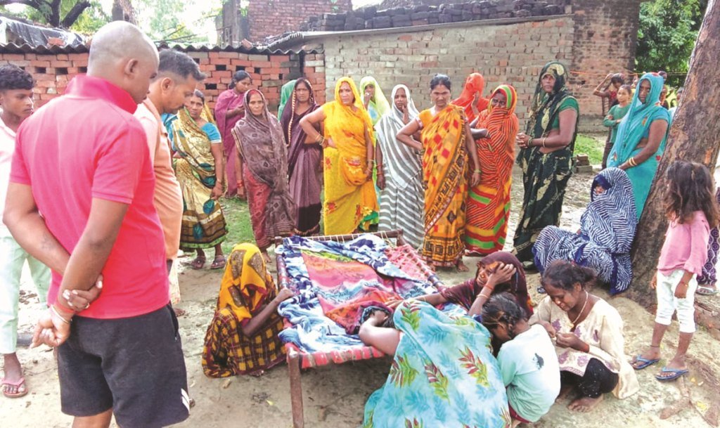 आकाशीय बिजली की चपेट में आने से दो व्यक्ति की मौके पर हुई मौत